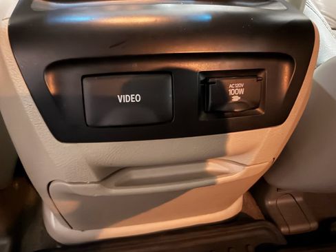 Used 2015 Toyota Sienna XLE Premium FWD image 17