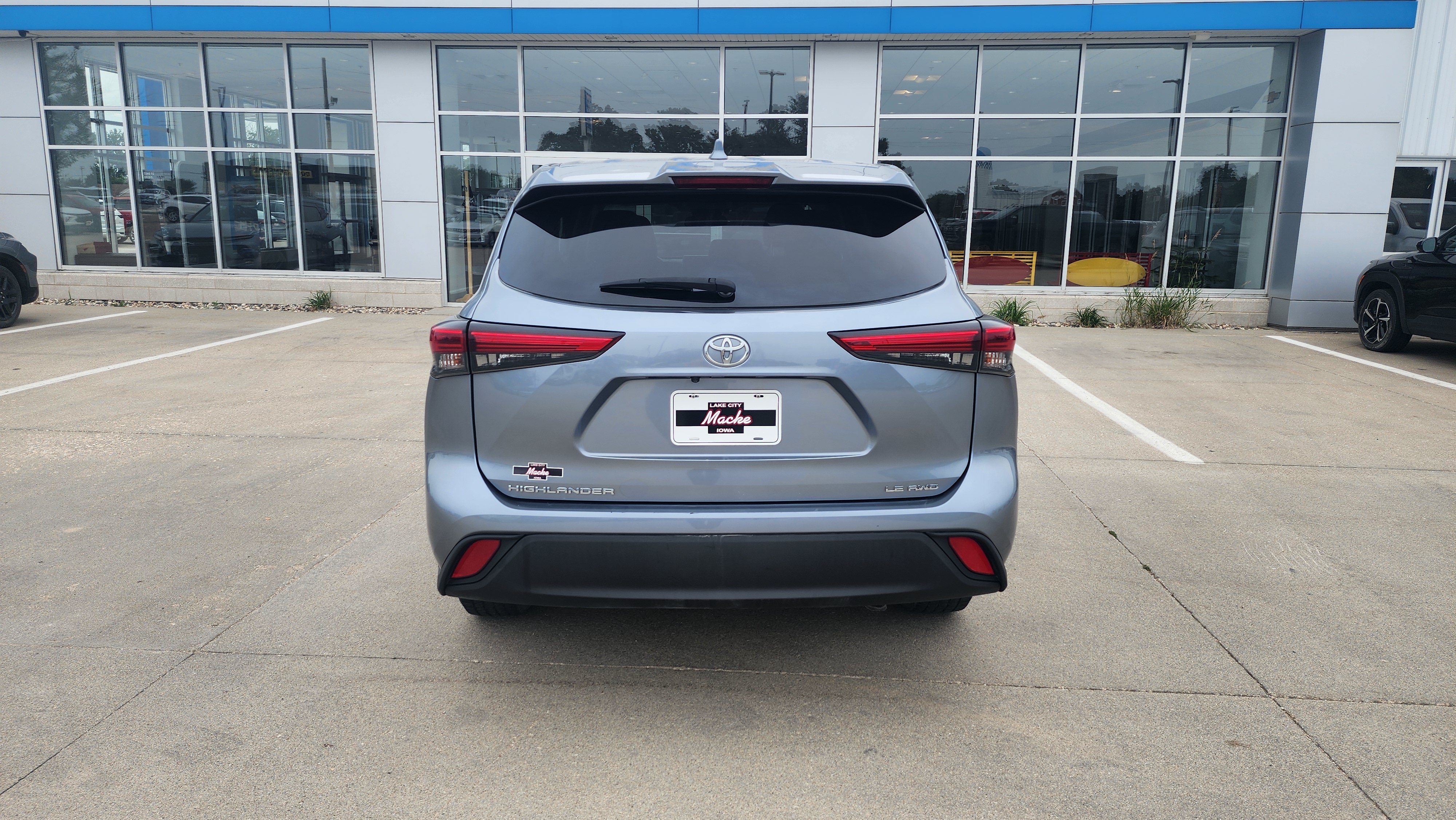 Used 2020 Toyota Highlander LE AWD/4WD image 6