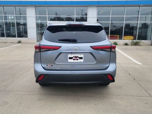 Used 2020 Toyota Highlander LE AWD/4WD image 6