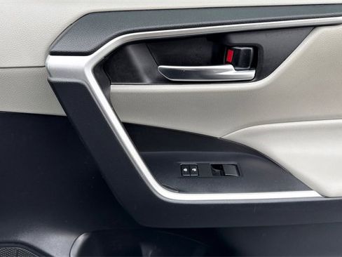 Used 2020 Toyota RAV4 XLE image 22