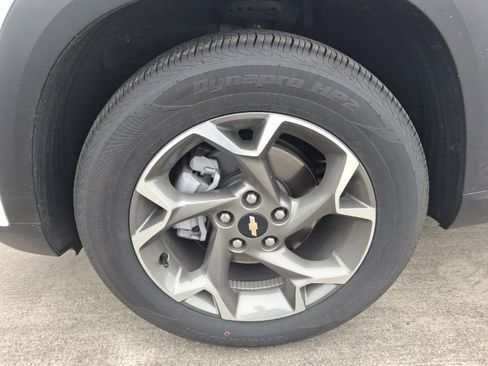 Used 2026 Chevrolet Trax LT FWD image 4