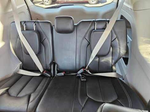 Used 2024 Chrysler Pacifica Touring-L FWD image 19