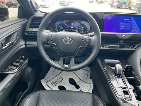 Certified 2025 Toyota Crown Signia image 15