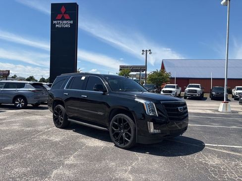 Used 2018 Cadillac Escalade Luxury AWD/4WD image 2