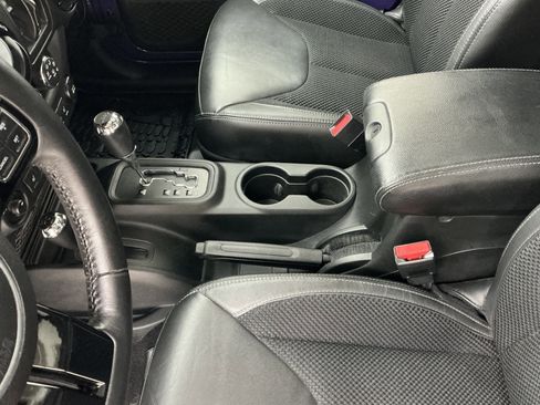 Used 2017 Jeep Wrangler Unlimited Sahara image 13