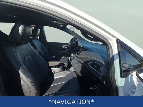 Used 2024 Chrysler Pacifica Select image 21