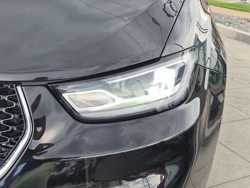 Used 2024 Chrysler Pacifica Touring-L FWD image 11