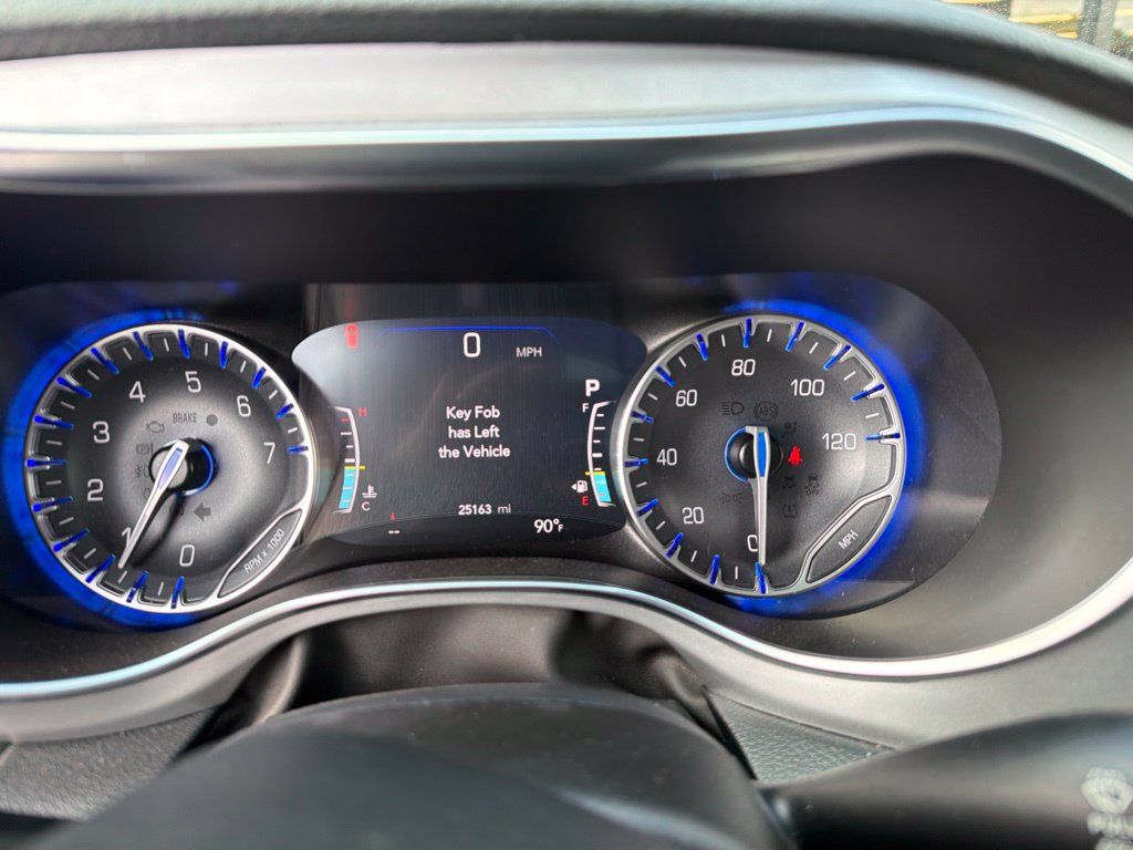 Used 2025 Chrysler Pacifica Limited FWD image 15