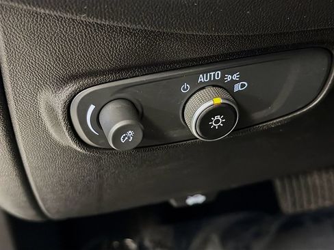 Used 2021 Chevrolet Equinox LT FWD image 12