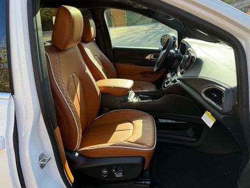 New 2026 Chrysler Pacifica Pinnacle image 29