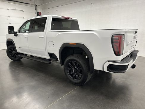 Used 2024 GMC Sierra 2500 AT4 AWD/4WD image 10