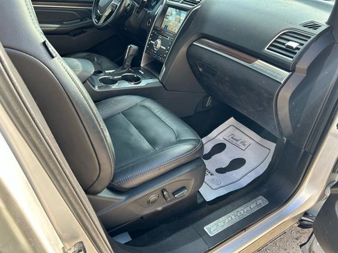 Used 2017 Ford Explorer Limited image 12