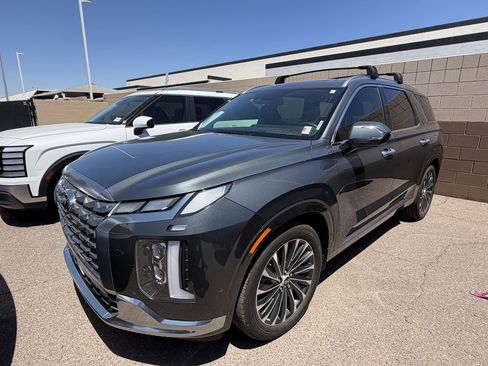 Used 2023 Hyundai Palisade Calligraphy FWD image 3