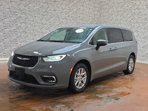 Used 2023 Chrysler Pacifica Touring-L FWD image 3