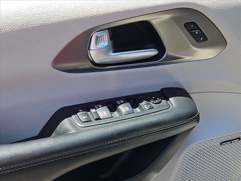 Used 2018 Chrysler Pacifica Limited FWD image 12