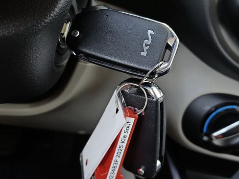 Used 2025 Kia Soul LX w/ LX Technology Package FWD image 24