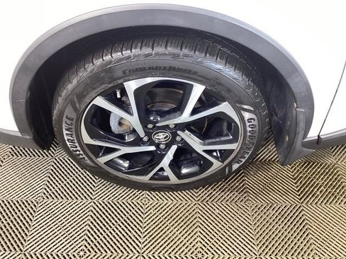 Used 2018 Toyota C-HR XLE image 8