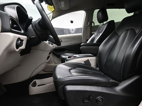 Used 2023 Chrysler Pacifica Touring-L FWD image 22