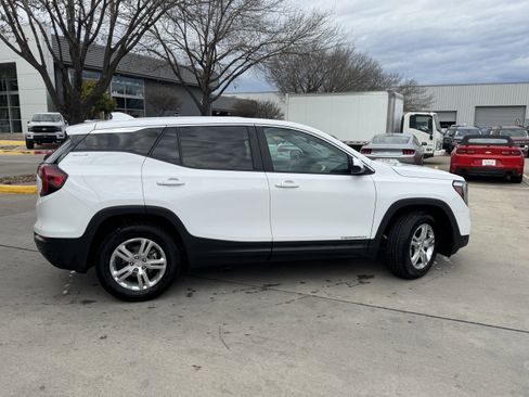Used 2024 GMC Terrain SLE image 5