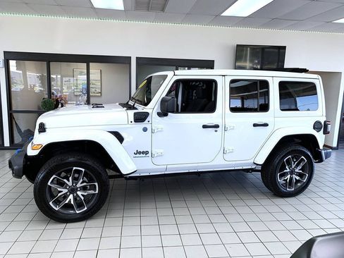 Used 2024 Jeep Wrangler Unlimited w/ Convenience Group AWD/4WD image 3