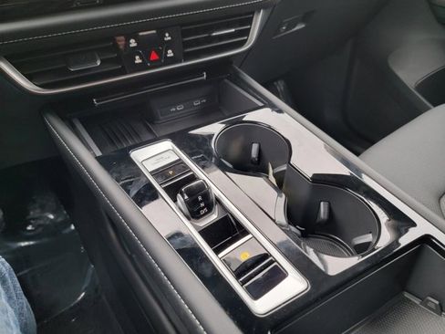 Used 2025 Volkswagen Atlas SE image 40