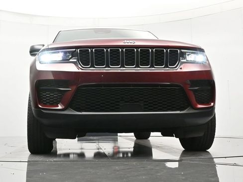 Used 2024 Jeep Grand Cherokee Laredo image 42