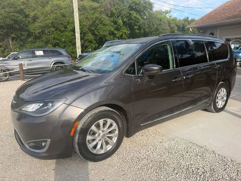 Used 2017 Chrysler Pacifica Touring-L FWD image 1