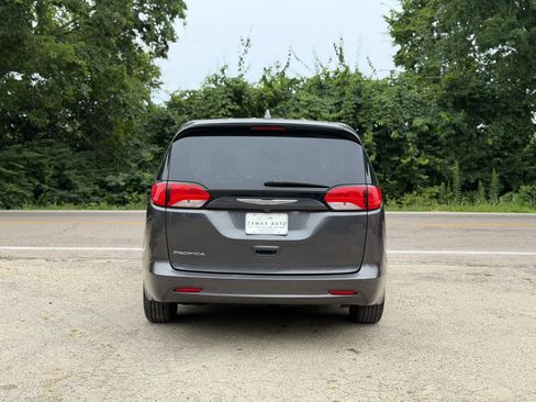 Used 2017 Chrysler Pacifica Touring w/ Tire & Wheel Group FWD image 3