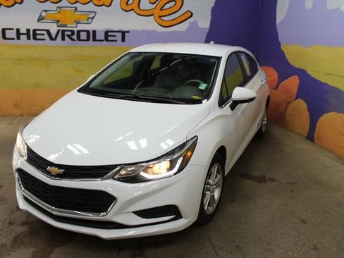 Used 2018 Chevrolet Cruze LT w/ Convenience Package FWD image 4