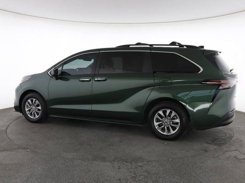 Used 2025 Toyota Sienna XLE FWD image 8