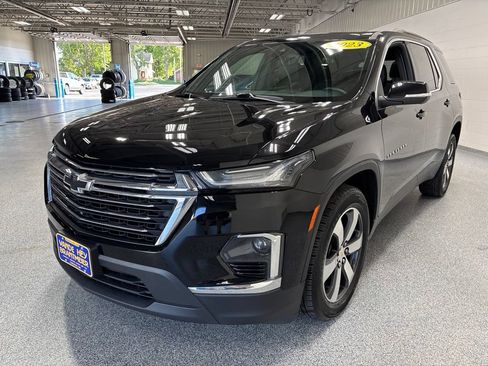 Used 2023 Chevrolet Traverse LT w/ LT Premium Package AWD/4WD image 3