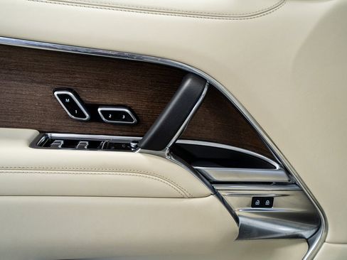 Used 2025 Land Rover Range Rover Long Wheelbase Autobiography image 30