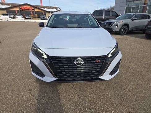 Used 2023 Nissan Altima 2.5 SR w/ SR Premium Package image 2