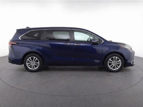 Used 2024 Toyota Sienna XLE image 11