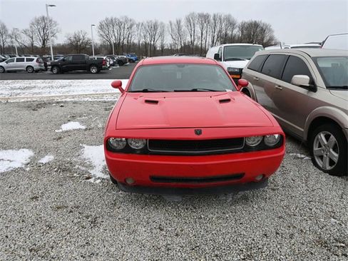 Used 2009 Dodge Challenger SE image 2
