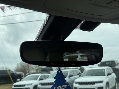 Used 2018 Chrysler Pacifica Limited image 27