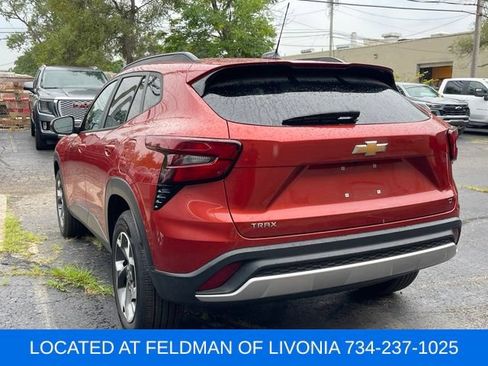 Used 2024 Chevrolet Trax LT w/ Driver Confidence Package FWD image 2
