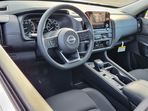 Used 2025 Nissan Pathfinder S image 3