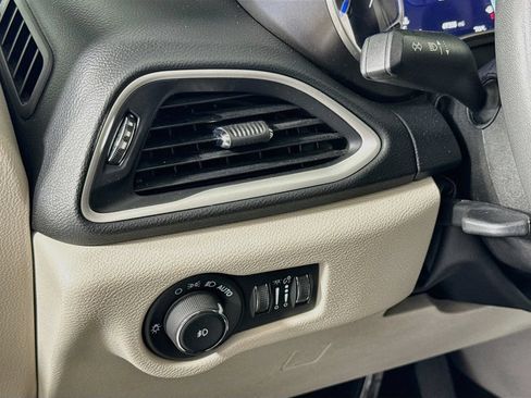 Used 2024 Chrysler Pacifica Touring-L FWD image 10