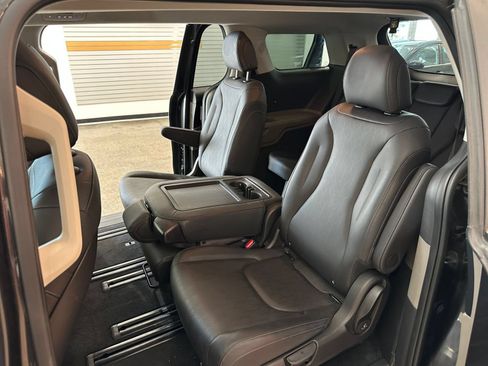 Used 2026 Kia Carnival FWD image 42