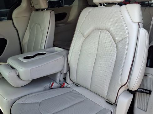 Used 2020 Chrysler Pacifica Limited image 9