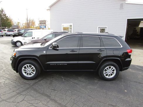 Used 2018 Jeep Grand Cherokee Laredo image 2