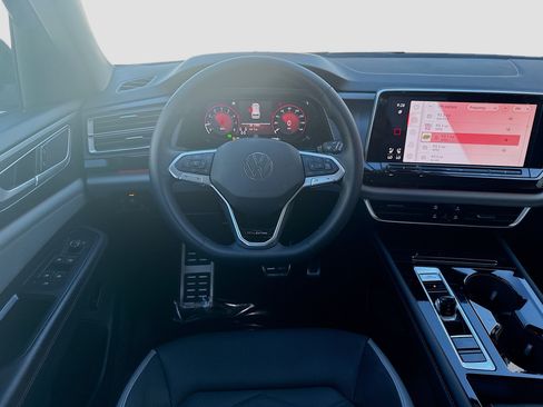 Certified 2025 Volkswagen Atlas Peak Edition SE image 21