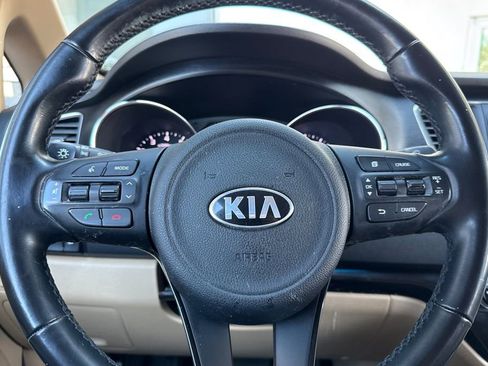 Used 2017 Kia Sedona LX w/ LX Essentials Premium Package image 25