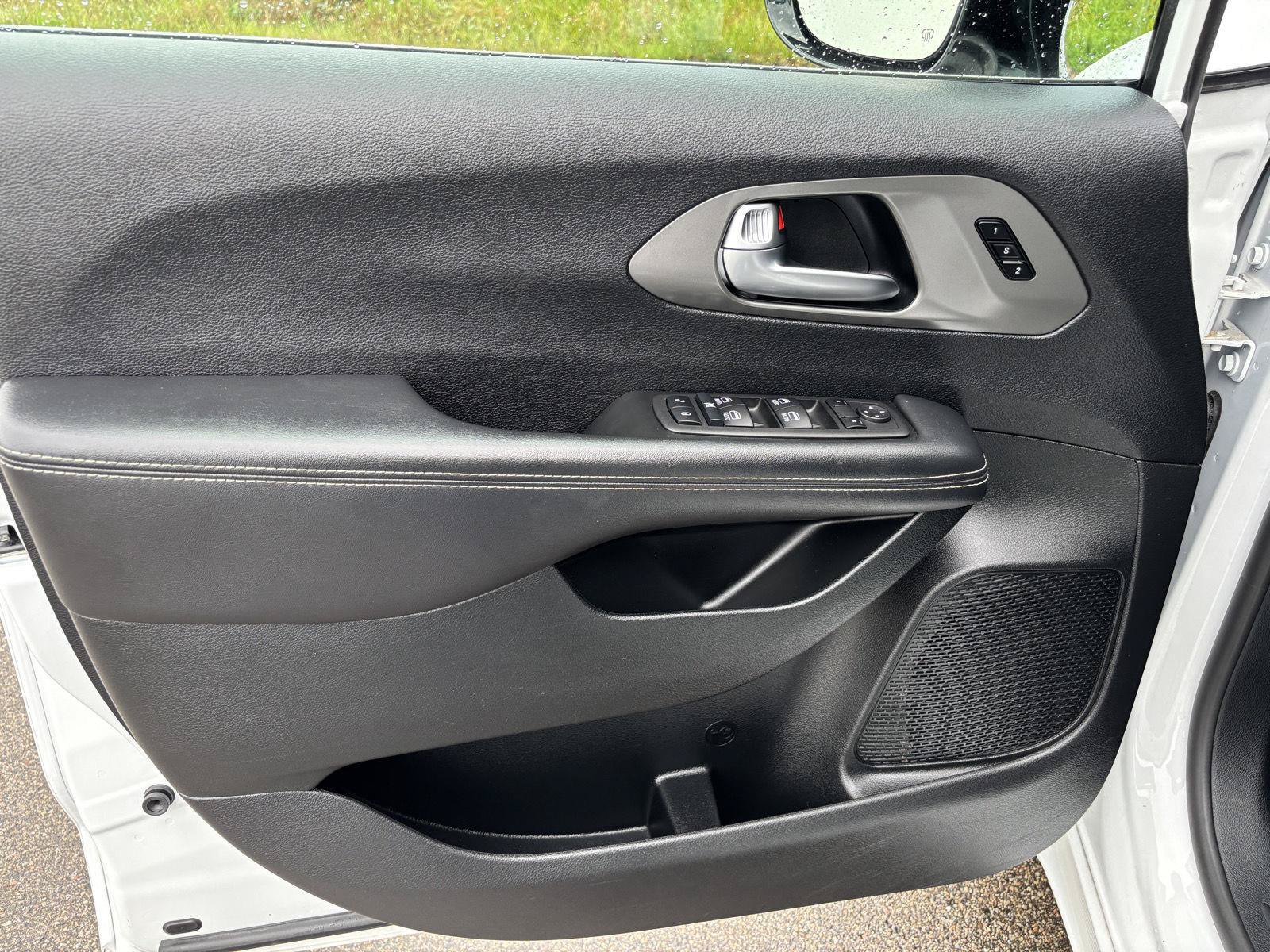Used 2025 Chrysler Pacifica Select FWD image 14