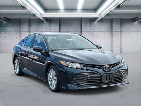 Used 2019 Toyota Camry LE image 2