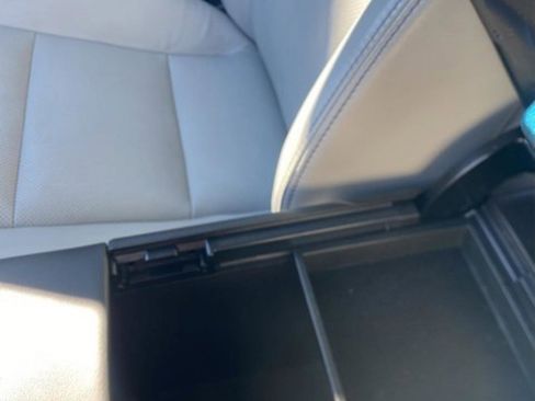 Used 2017 Toyota Avalon Limited image 30