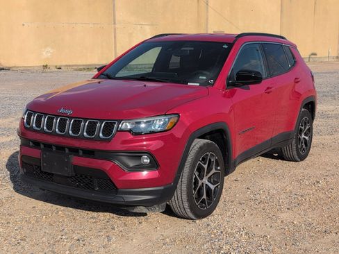 Used 2024 Jeep Compass Latitude AWD/4WD image 10