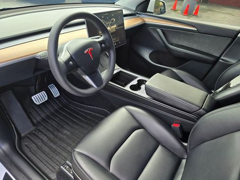 Used 2023 Tesla Model Y Performance image 9