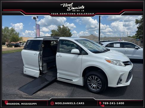 Used 2020 Toyota Sienna XLE w/ XLE Navigation Package FWD image 1
